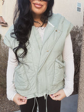Load image into Gallery viewer, MOUNTAIN HIKE HOODED PUFFER VEST