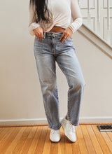 Load image into Gallery viewer, JULIETTE PETITE RIGID MAGIC STRAIGHT LEG JEANS