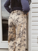 Load image into Gallery viewer, VINTAGE BLOOM FLORAL BARREL CUT JEANS