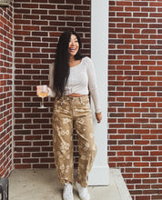 Load image into Gallery viewer, DESERT DAISY BARREL CUT JEANS