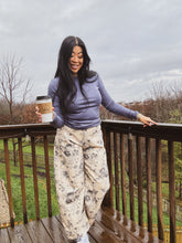 Load image into Gallery viewer, VINTAGE BLOOM FLORAL BARREL CUT JEANS