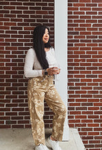 Load image into Gallery viewer, DESERT DAISY BARREL CUT JEANS