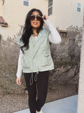 Load image into Gallery viewer, MOUNTAIN HIKE HOODED PUFFER VEST