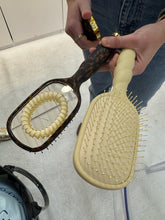 Load image into Gallery viewer, TELETIES DETANGLER HAIR BRUSH