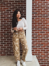 Load image into Gallery viewer, DESERT DAISY BARREL CUT JEANS