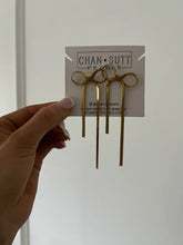 Load image into Gallery viewer, CHANSUTTPEARLS BOW EARRINGS