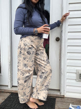 Load image into Gallery viewer, VINTAGE BLOOM FLORAL BARREL CUT JEANS