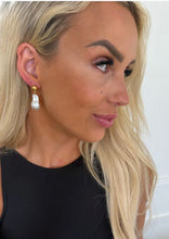 Load image into Gallery viewer, CHANSUTTPEARLS PEARL DROP EARRINGS