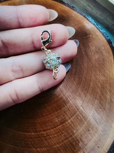 MAGNETIC CLASP